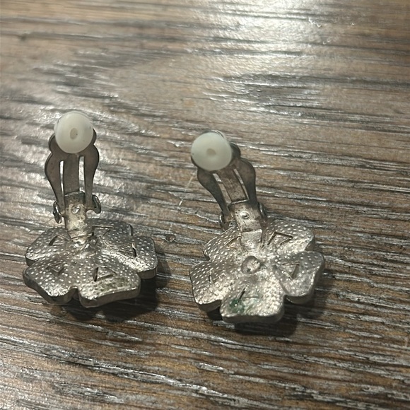 Vintage Clip On Earrings - Picture 5 of 7
